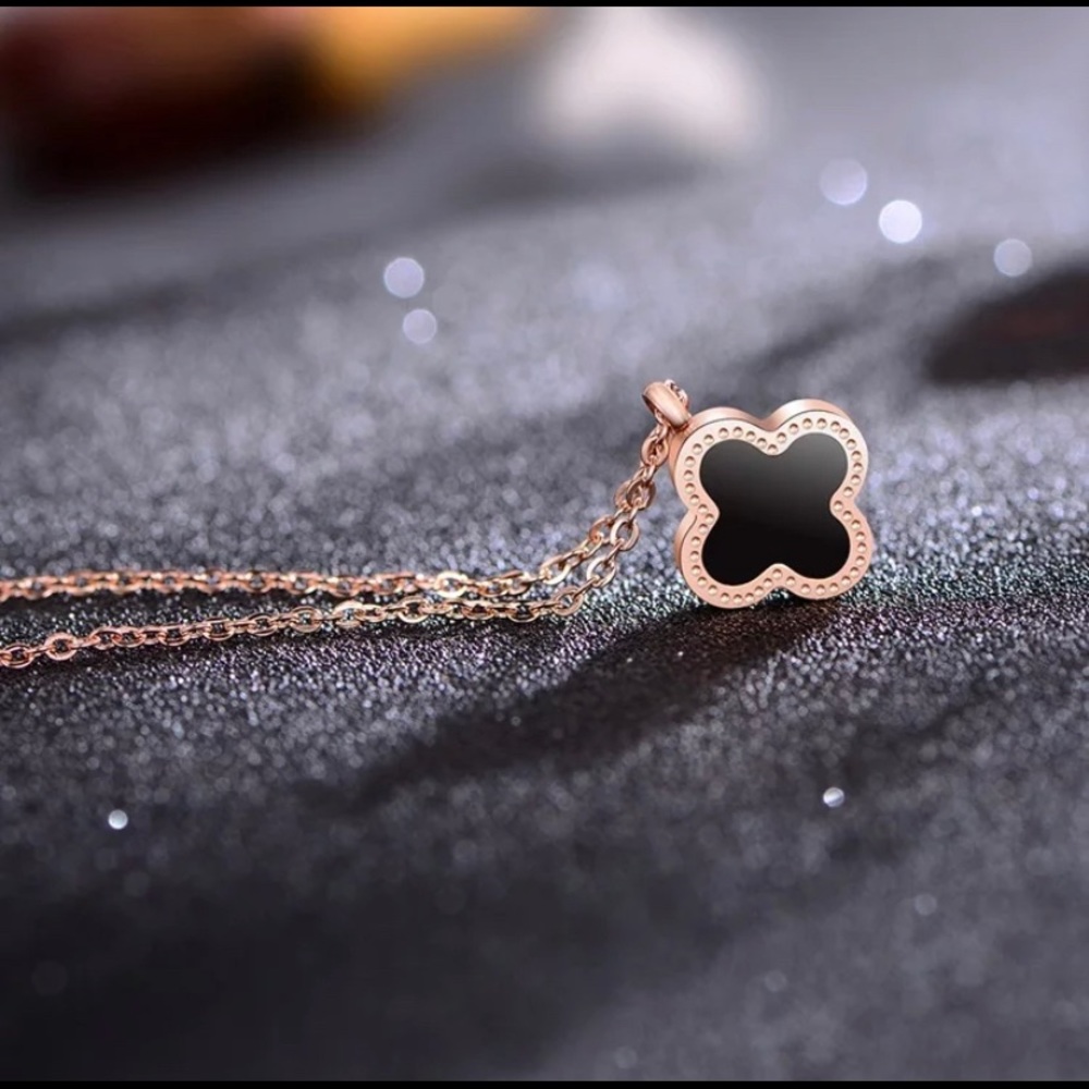 🍀 Double sided clover leaf rose gold necklace 🍀